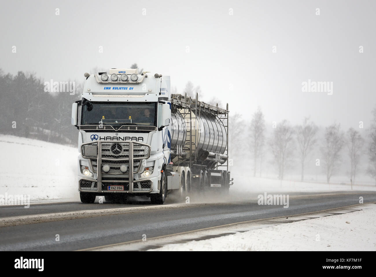 SALO, FINLANDIA - 6 FEBBRAIO 2016: Il camion cisterna Mercedes-Benz Actros bianco percorre strade salate a una temperatura prossima allo zero gradi. Sulle strade finlandesi, S Foto Stock