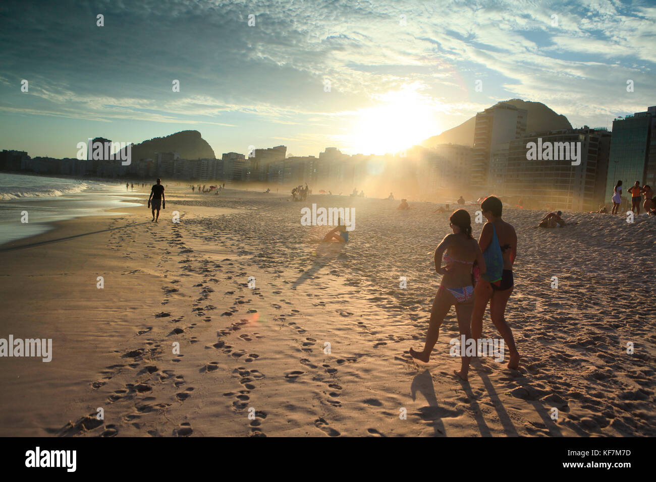 Il Brasile, Rio de Janeiro, individui a piedi lungo il litorale sabbioso a spiaggia di Copacabana Foto Stock