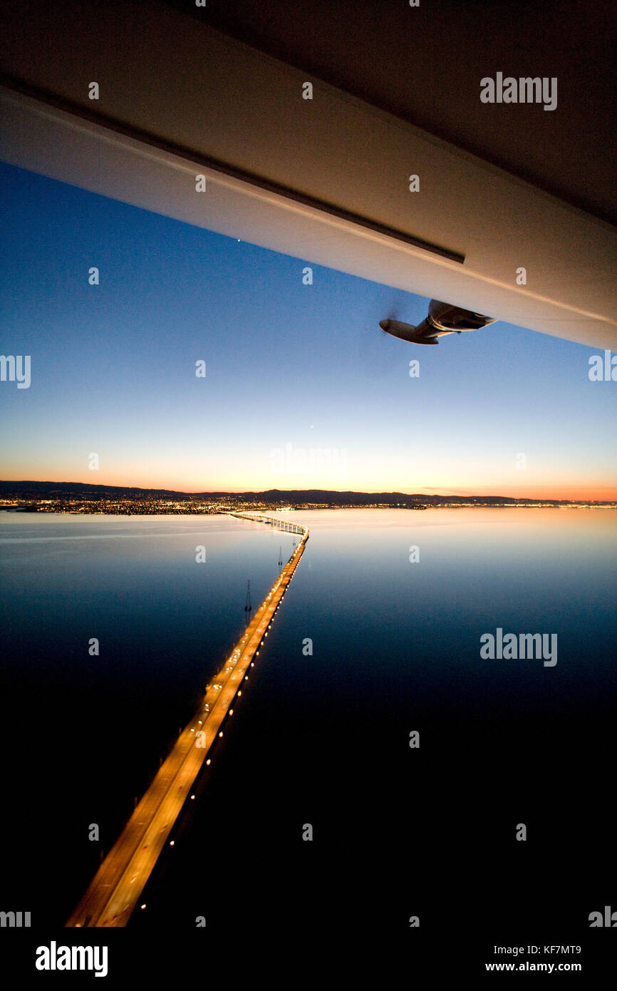 Stati Uniti, California, san francisco, volando sopra la baia di san francisco di notte in dirigibile ventures zeppelin, sam mateo bridge Foto Stock