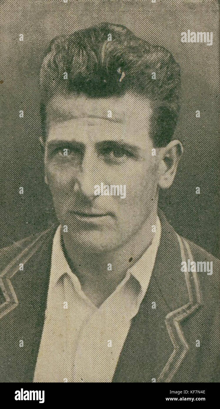 La carta delle sigarette con Harold Larwood, un famoso giocatore di cricket inglese, mostra il suo contributo allo sport. Larwood è ricordato per la sua abilità e il suo impatto sul cricket negli anni '1930 Foto Stock