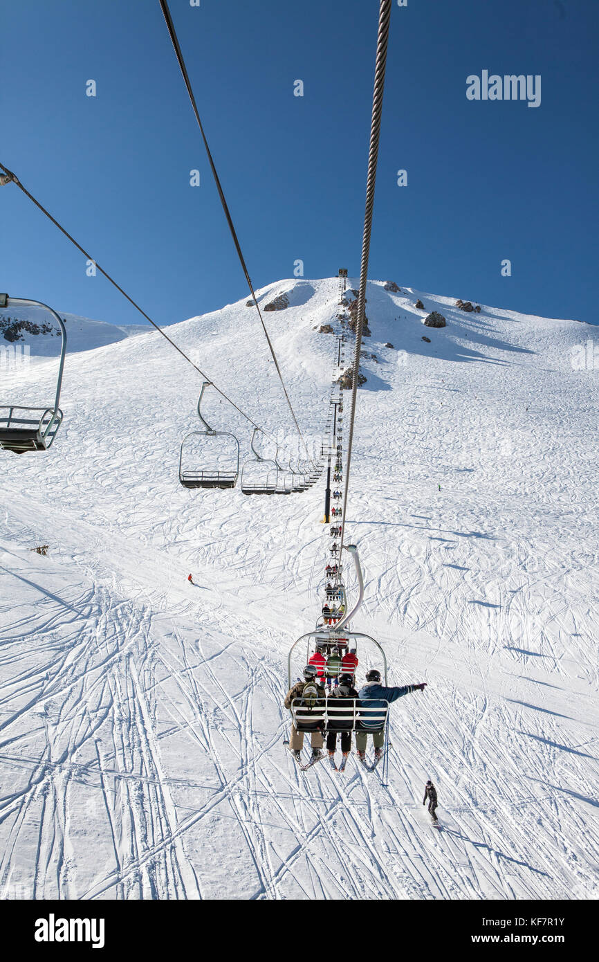 Stati Uniti, California, mammut, gruppi di individui in pila sul e pazientemente ride la seggiovia fino alla cima della corsa a mammoth ski resort Foto Stock