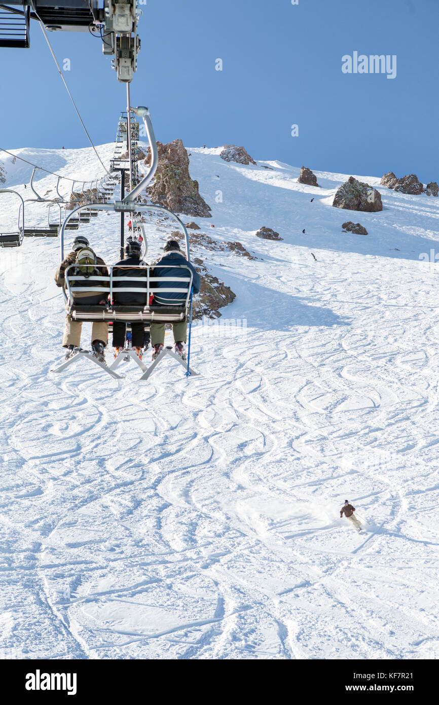 Stati Uniti, California, mammut, gruppi di individui in pila sul e pazientemente ride la seggiovia fino alla cima della corsa a mammoth ski resort Foto Stock