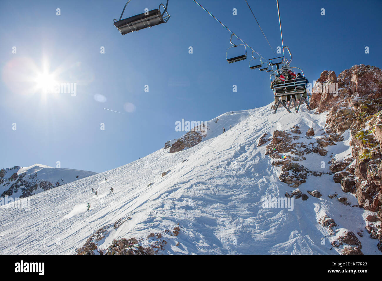 Stati Uniti, California, mammut, gruppi di individui in pila sul e pazientemente ride la seggiovia fino alla cima della corsa a mammoth ski resort Foto Stock