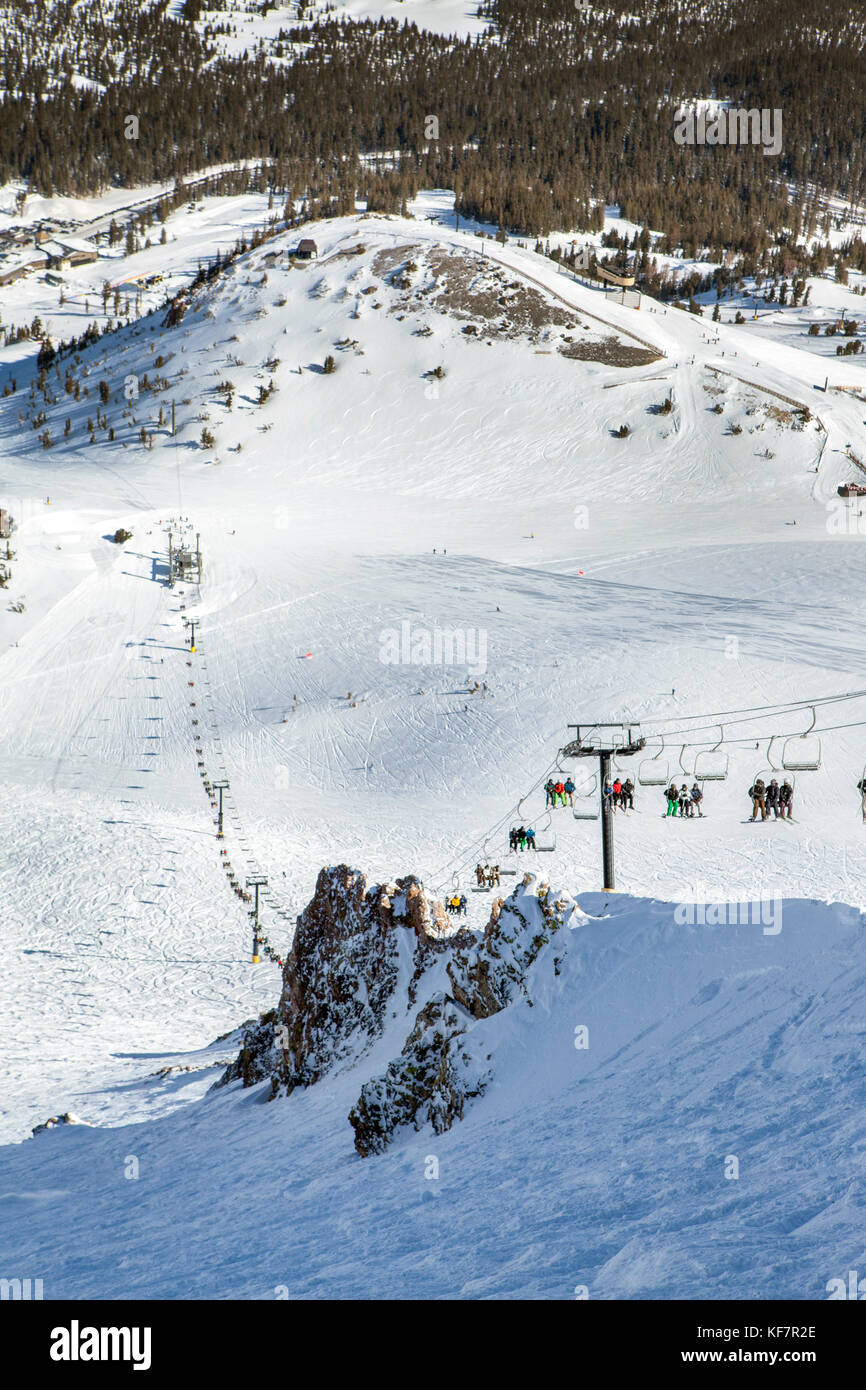 Stati Uniti, California, mammut, gruppi di individui in pila sul e pazientemente ride la seggiovia fino alla cima della corsa a mammoth ski resort Foto Stock