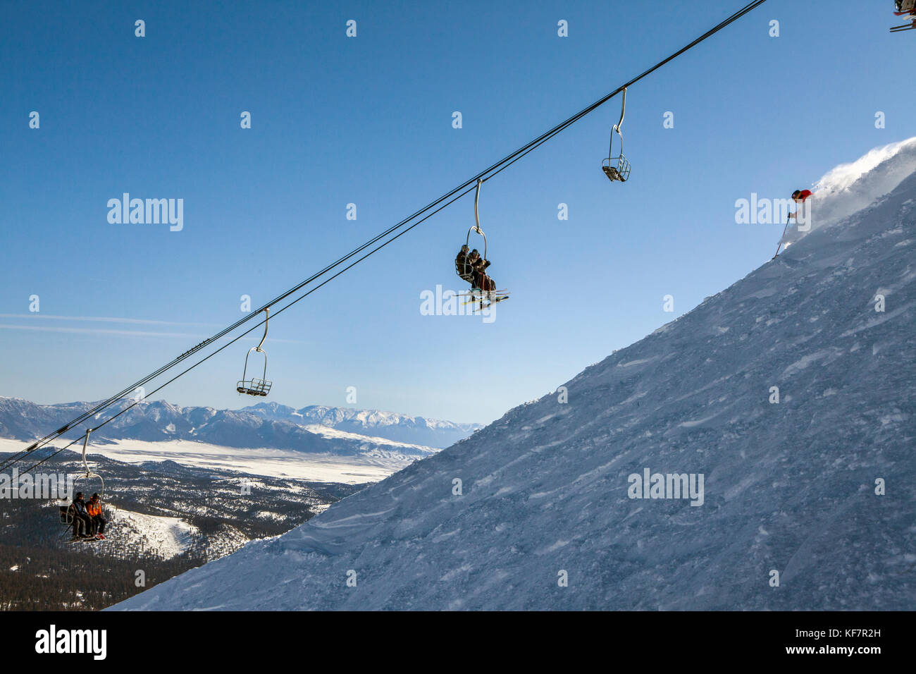 Stati Uniti, California, mammut, gruppi di individui in pila sul e pazientemente ride la seggiovia fino alla cima della corsa a mammoth ski resort Foto Stock