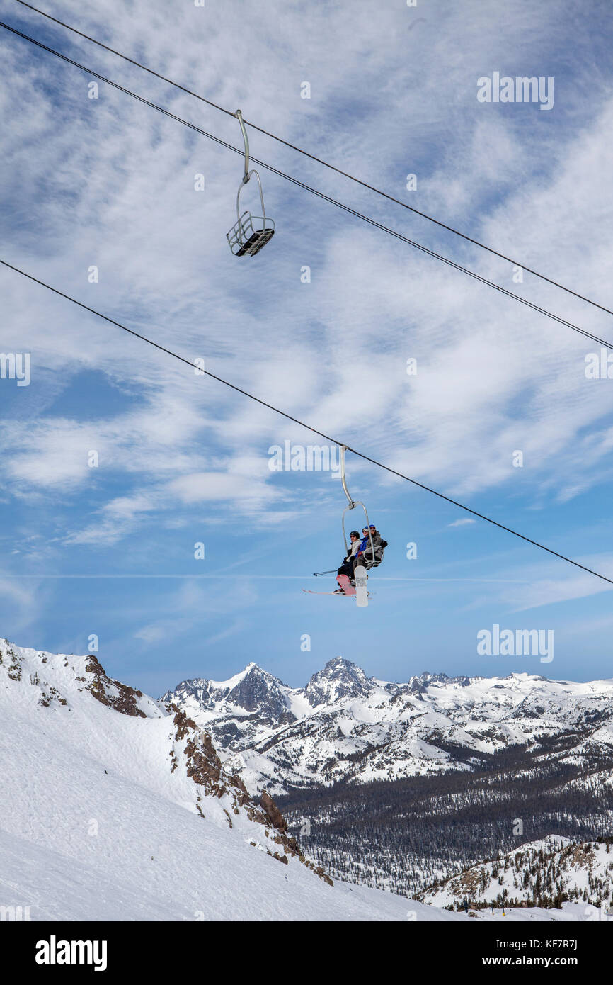 Stati Uniti, California, mammut, gruppi di individui in pila sul e pazientemente ride la seggiovia fino alla cima della corsa a mammoth ski resort Foto Stock