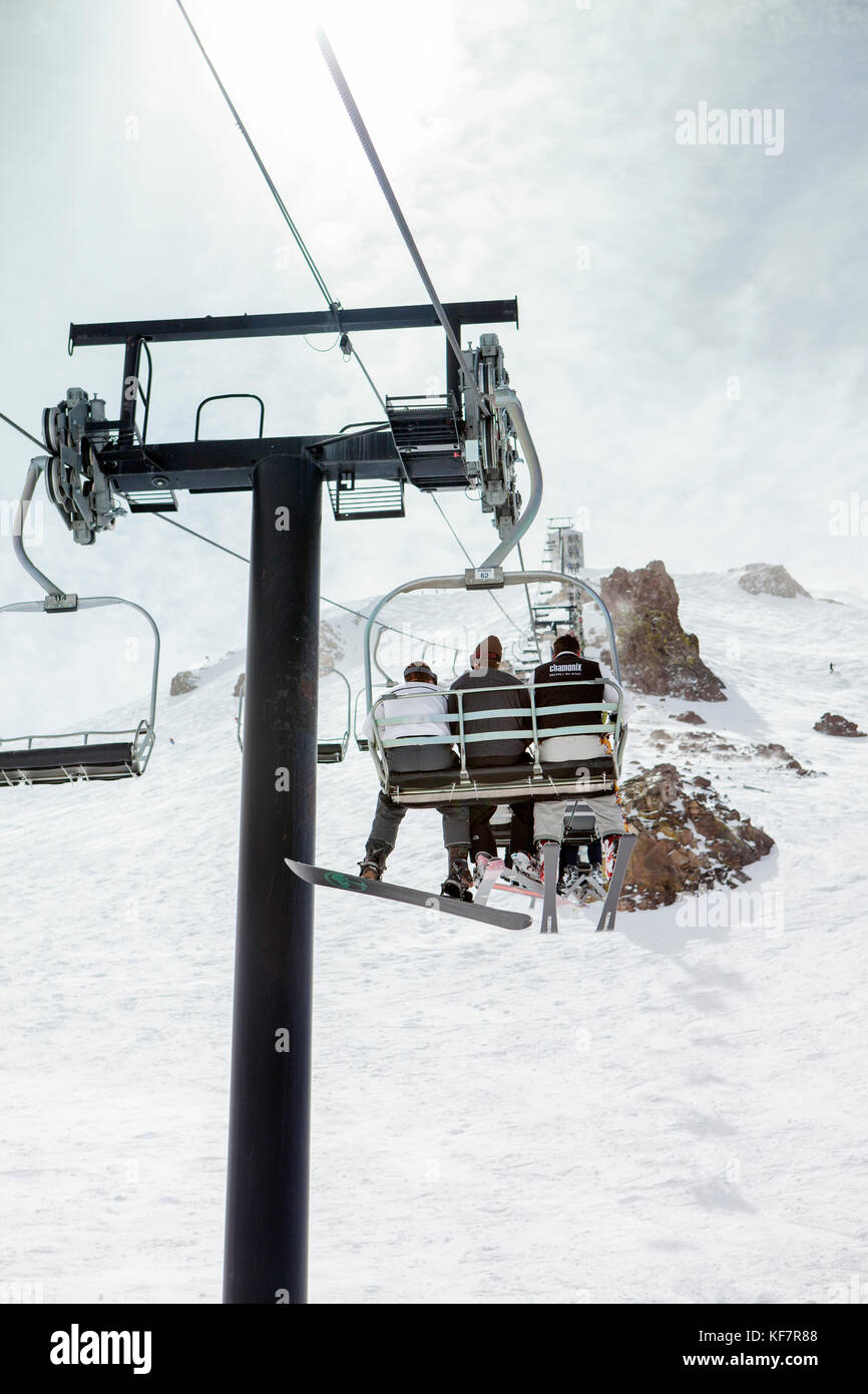 Stati Uniti, California, mammut, gruppi di individui in pila sul e pazientemente ride la seggiovia fino alla cima della corsa a mammoth ski resort Foto Stock