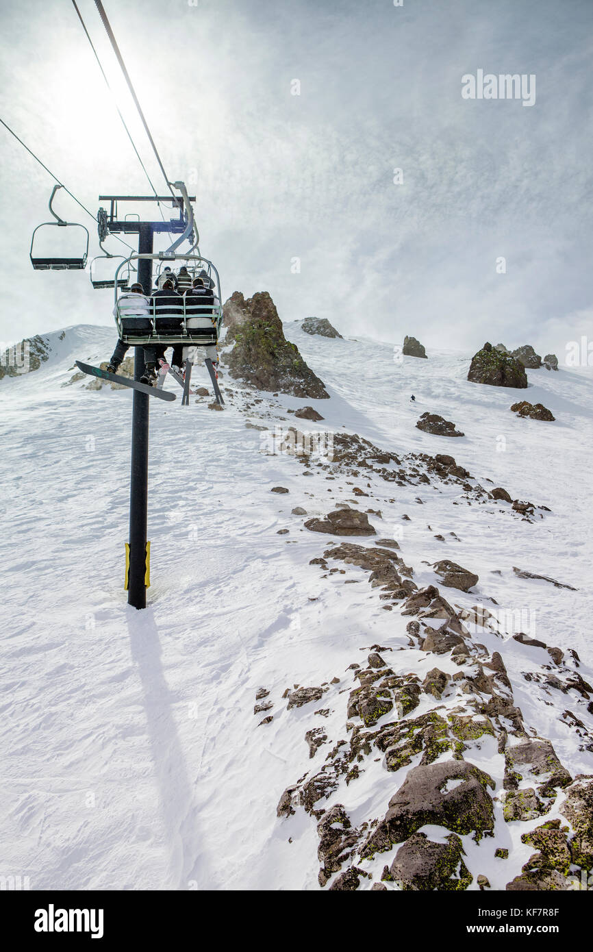Stati Uniti, California, mammut, gruppi di individui in pila sul e pazientemente ride la seggiovia fino alla cima della corsa a mammoth ski resort Foto Stock