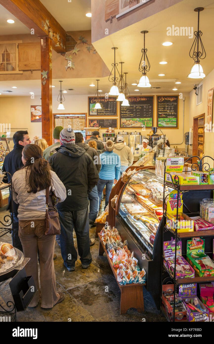 Stati Uniti, California, mammut, individui di attendere in linea per acquistare alcuni dei prodotti freschi di forno a schat's Bakery in Mammoth Lakes Foto Stock