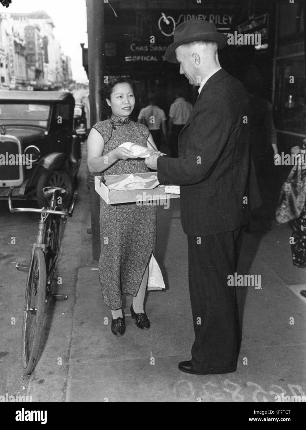 Questa immagine raffigura gli sforzi per raccogliere fondi per l'aiuto medico alla Cina nel 1942. L'iniziativa di raccolta fondi faceva parte di una più ampia risposta umanitaria durante la seconda guerra mondiale, mirata a fornire assistenza alla Cina nel mezzo della guerra in corso. Foto Stock