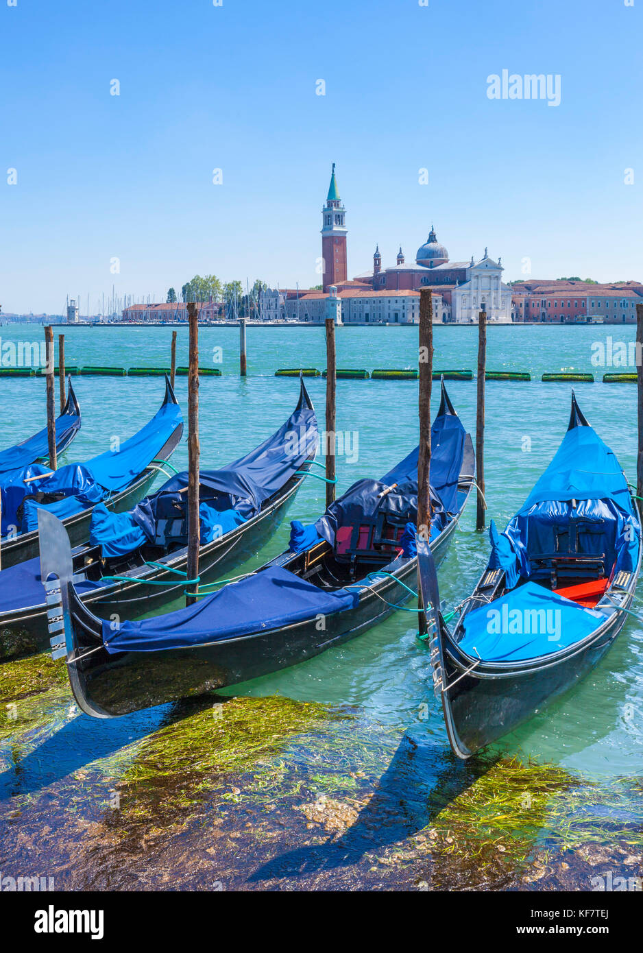 Italia Venezia Italia ormeggiate le gondole del Canal Grande Venezia di fronte all' Isola di San Giorgio Maggiore a Venezia eu europe Foto Stock