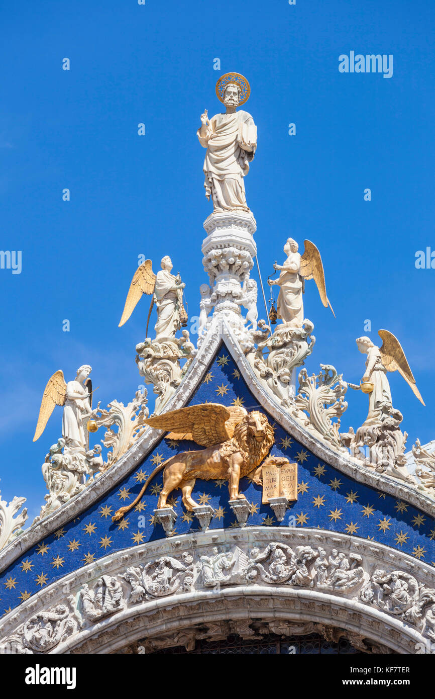 Venezia Italia Venezia il leone alato simbolo di Venezia su un tetto a due spioventi della Basilica di San Marco la Basilica di San Marco Piazza San Marco Venezia Italia Europa Foto Stock