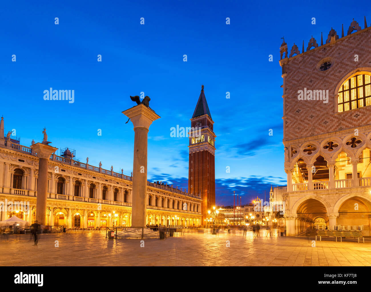 Venezia Italia Venezia il Campanile di San Marco St Marks Campanile palazzo Ducale Palazzo Ducale Venezia Italia EU Europe Foto Stock