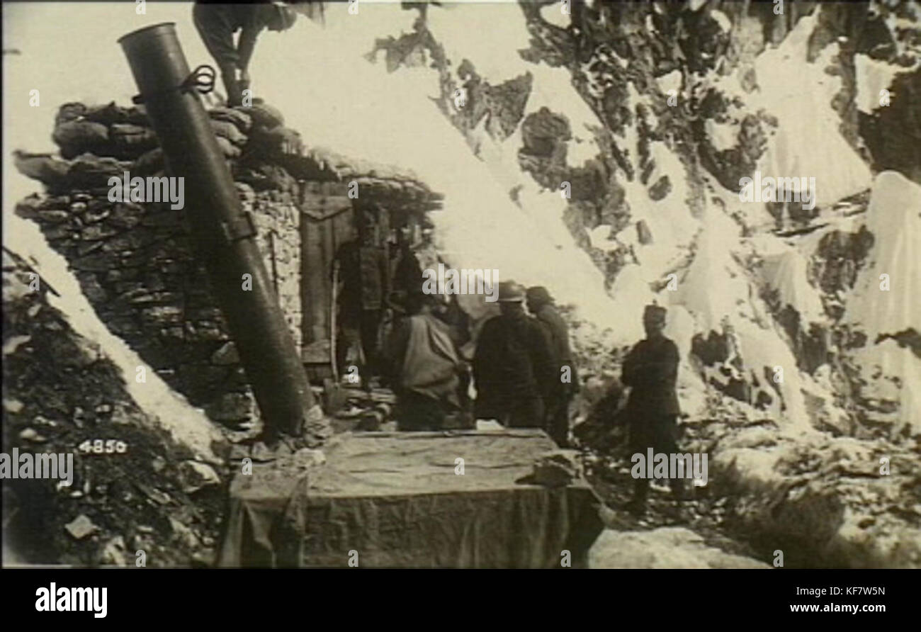 Il mortaio da trincea italiano da 240 mm, prodotto nel 1918, era un'arma di artiglieria pesante usata durante la prima guerra mondiale. Fu progettato per la guerra di trincea e ebbe un impatto significativo sulle tattiche dei campi di battaglia. Foto Stock