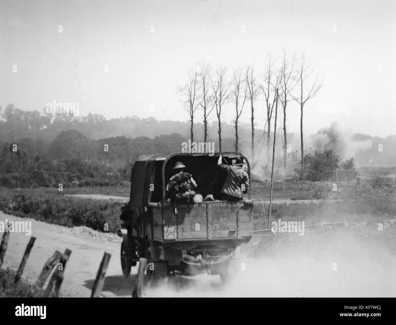 Australian camion militare che viaggiano a Hill 63 durante un attacco su ANZAC BATTERIE DI MESSINES (AWM E00649) Foto Stock