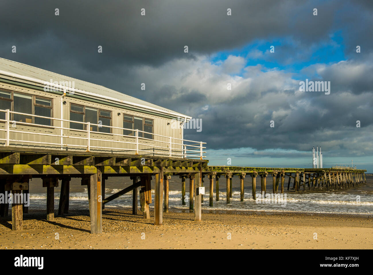 Il Claremont Pier sulla spiaggia a Lowestoft sulla costa di Suffolk su un soleggiato e ancora giorno nuvoloso. Foto Stock