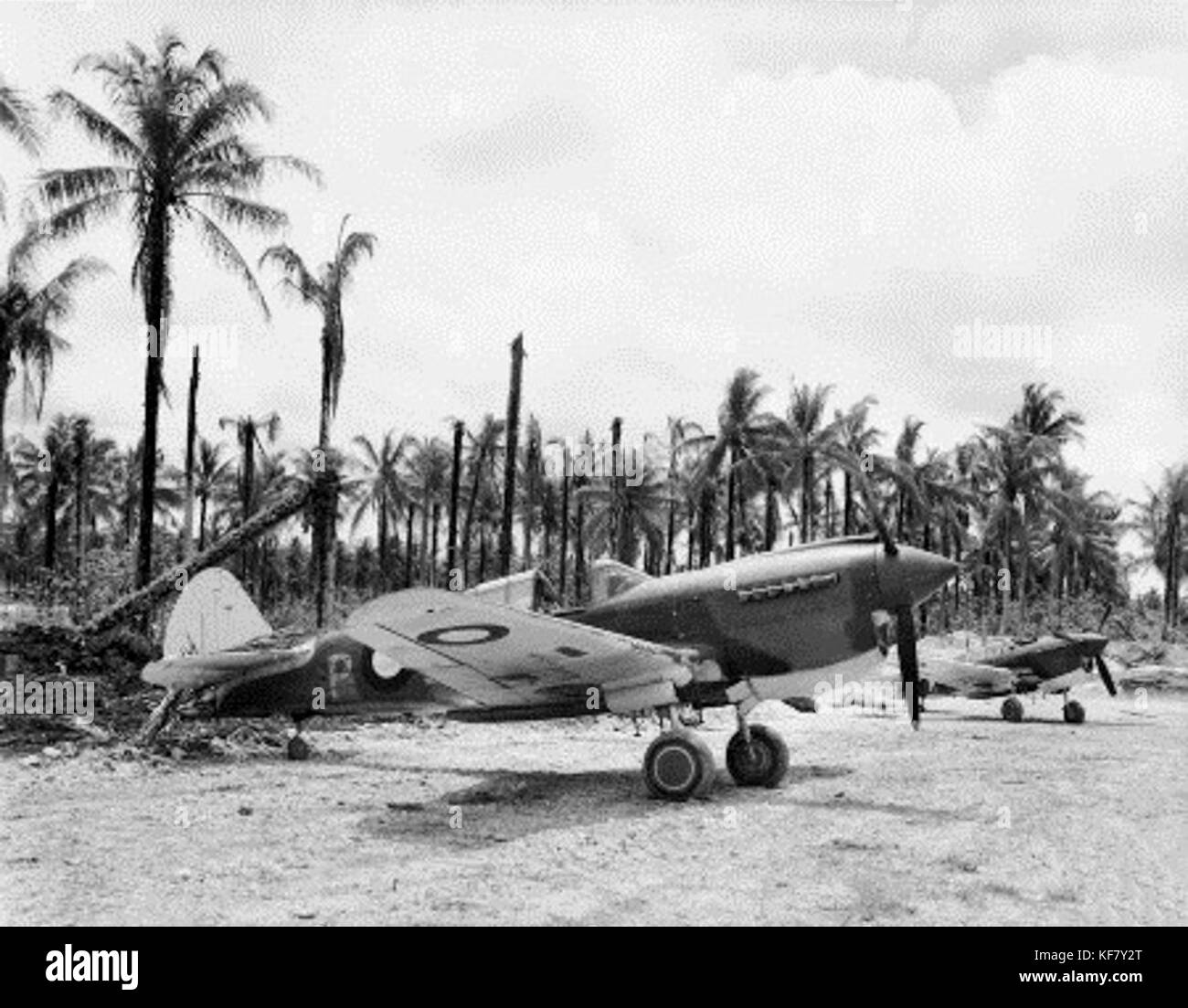 La Kittyhawk, una portaerei della Marina degli Stati Uniti, è mostrata a Momote, una località in Papua nuova Guinea. Questa foto cattura la nave durante il suo servizio nel Pacific Theater durante la seconda guerra mondiale. La nave ha svolto un ruolo significativo nelle operazioni navali e nel supporto aereo per le forze di terra nella regione. Foto Stock