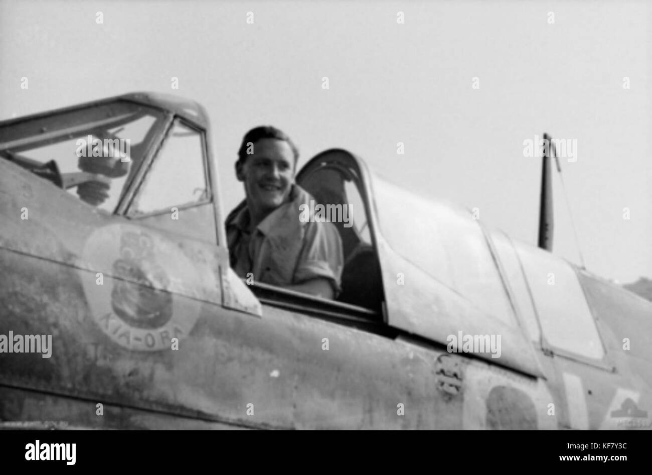 Un pilota del 450 Squadron della Royal Australian Air Force (RAAF) è mostrato volare con un P-40 nel 1944. Ciò evidenzia il coinvolgimento dello squadrone nella seconda guerra mondiale e il loro ruolo nel combattimento aereo. Foto Stock