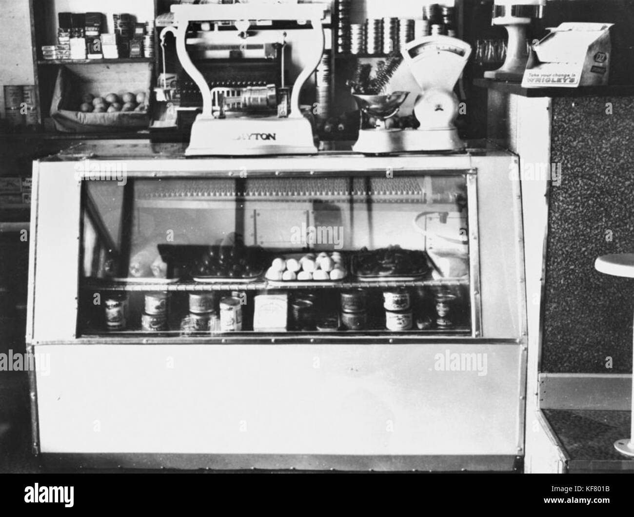 1 105856 armadio frigorifero in un negozio a Roma, ca. 1935 Foto Stock