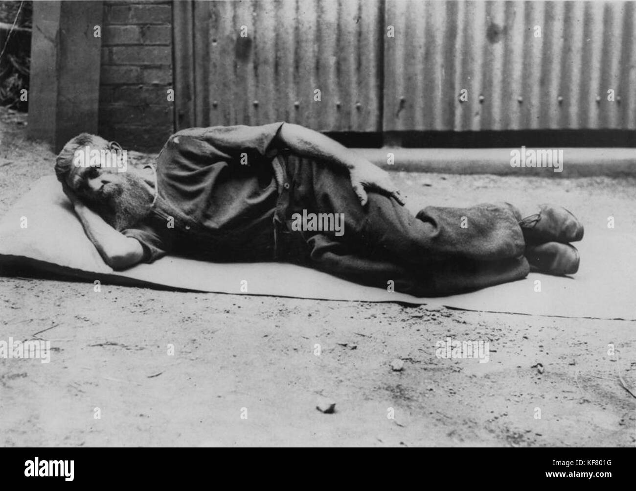 1 112620 Swagman posa su una tela swag a Uhl e figli' Factory, Queen Street, Brisbane, ca. 1910 Foto Stock