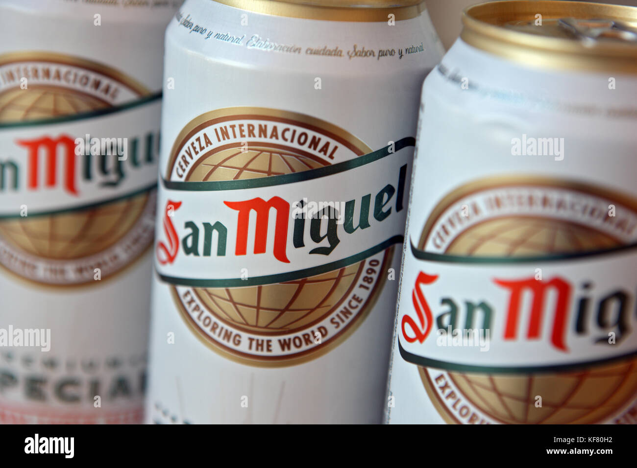 Le lattine di birra San Miguel Foto Stock