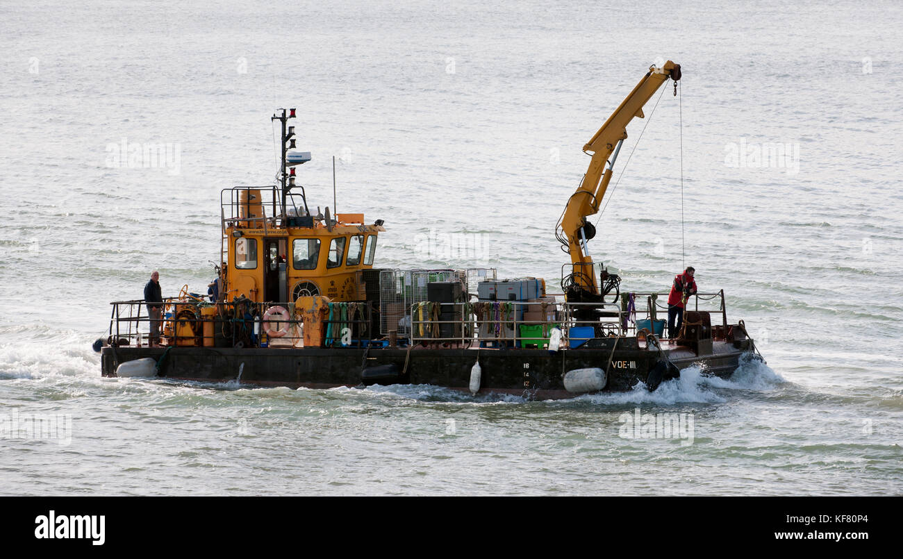 Semoventi pontoon VOE III, Il Solent, Portsmouth, Hampshire, Inghilterra, Regno Unito Foto Stock