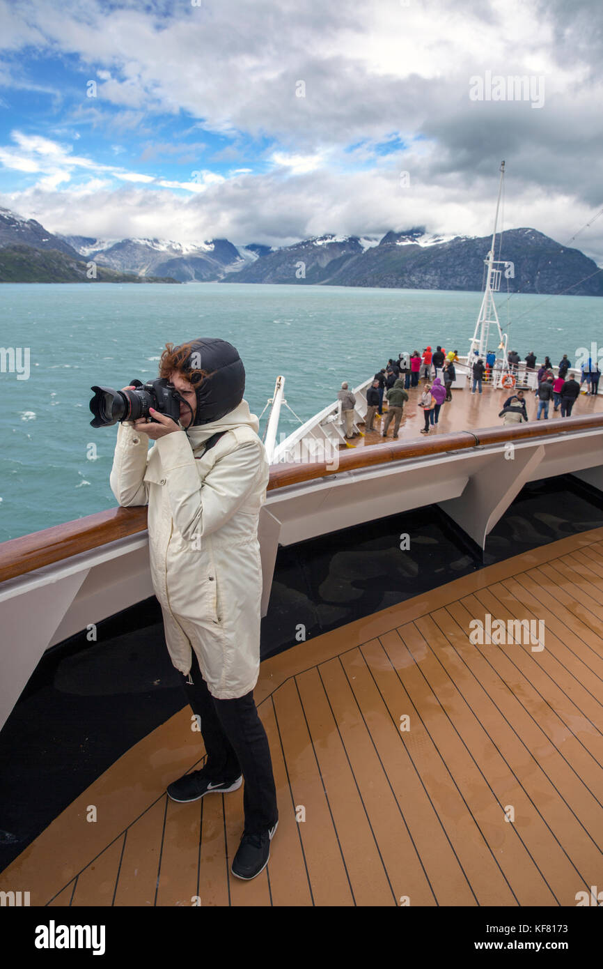 Stati Uniti d'America, Alaska Glacier Bay, passeggeri sopportare il tempo per ottenere una vista di Johns Hopkins ghiacciaio in Johns Hopkins ingresso, mentre a bordo della nave da crociera Foto Stock