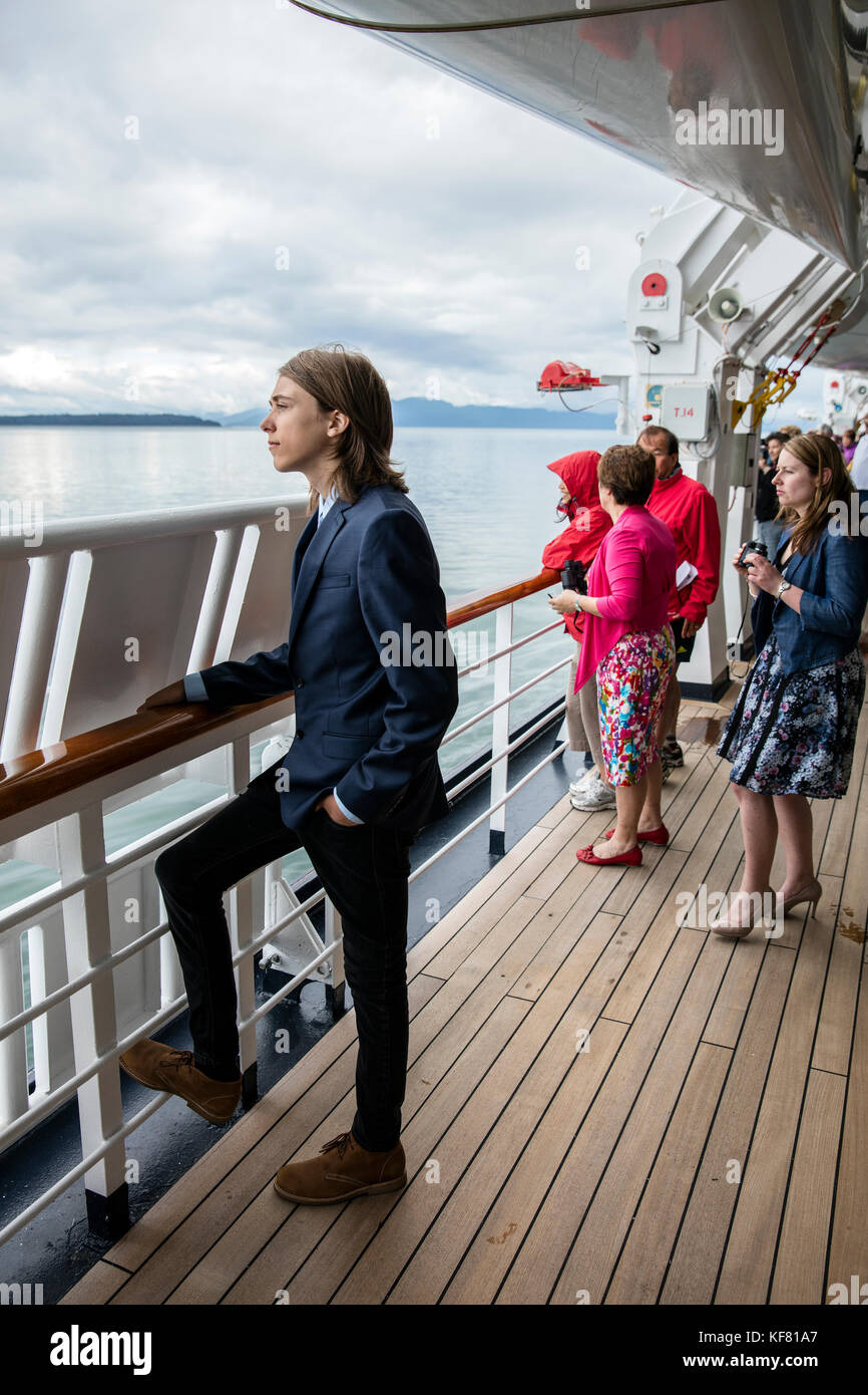 Stati Uniti d'America, Alaska Glacier Bay, passeggeri prendono nella vista prima di andare a cena a bordo della ms oosterdam Foto Stock