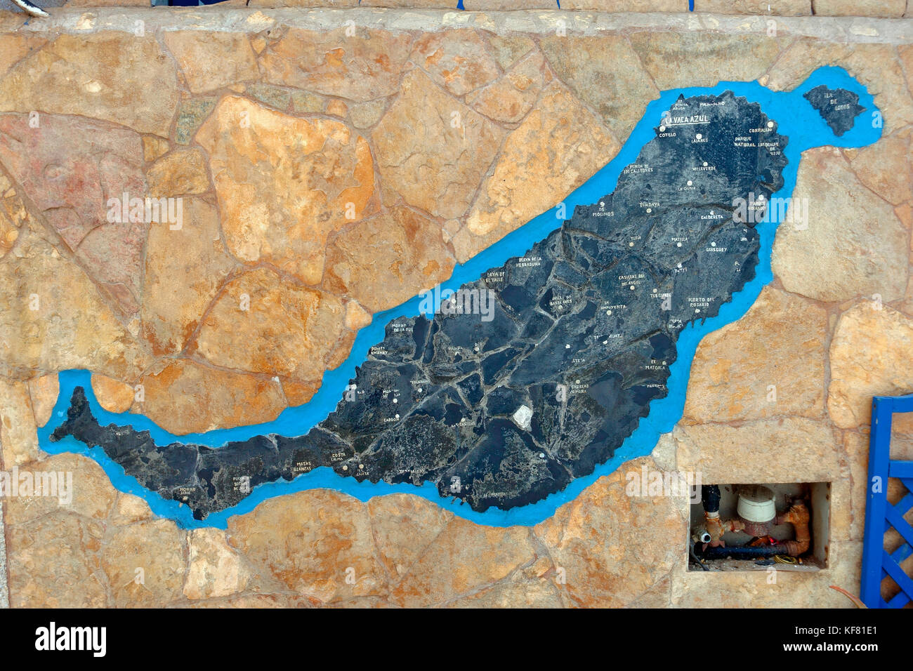 Mappa decorativo di fuerteventura applicato sul muro di una casa del villaggio di El cotilla Foto Stock