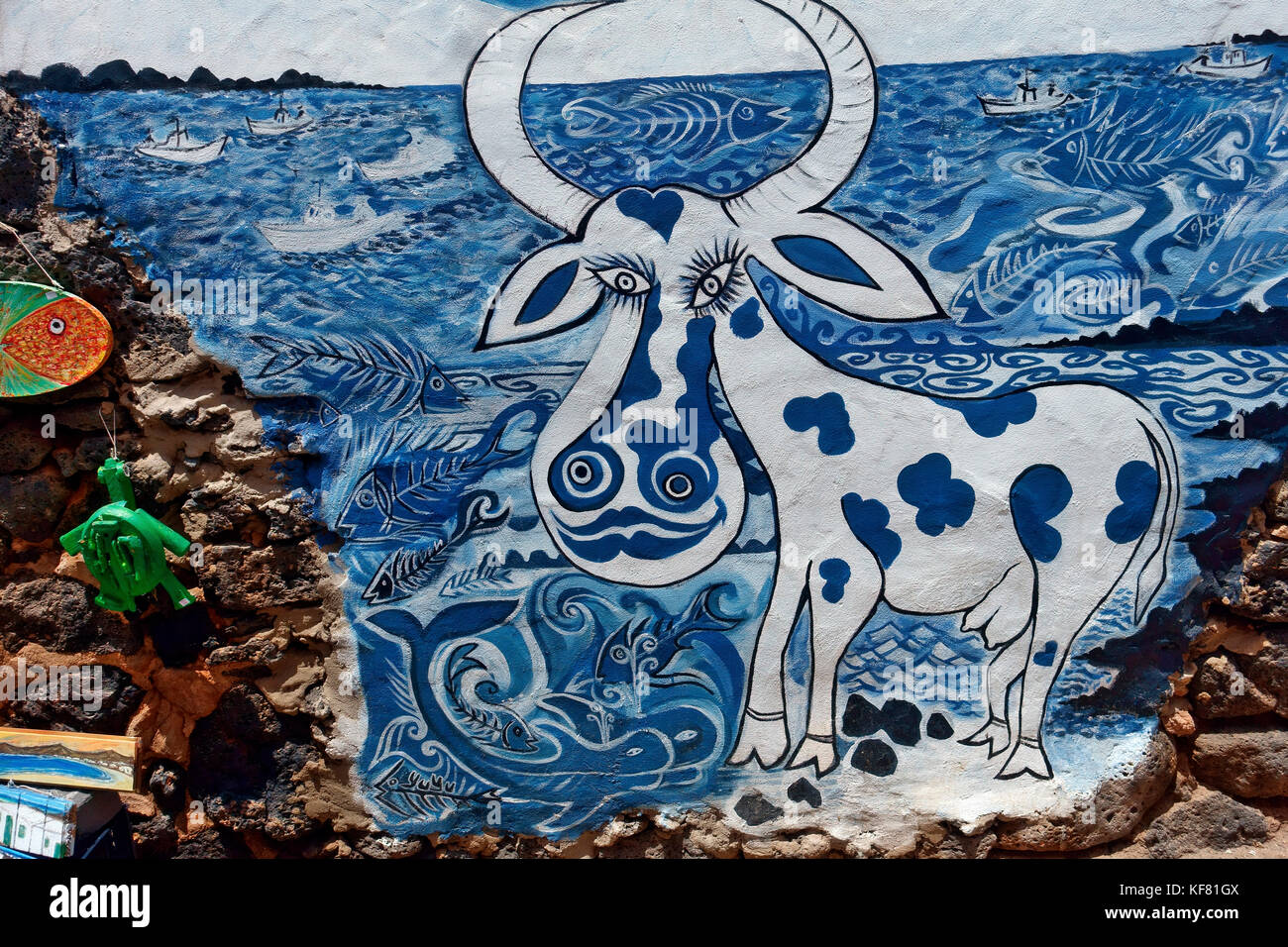 Decorate al di fuori del muro di una casa a El Cotillo, un piccolo villaggio di pescatori a Fuerteventura, Isole Canarie, Spagna Foto Stock