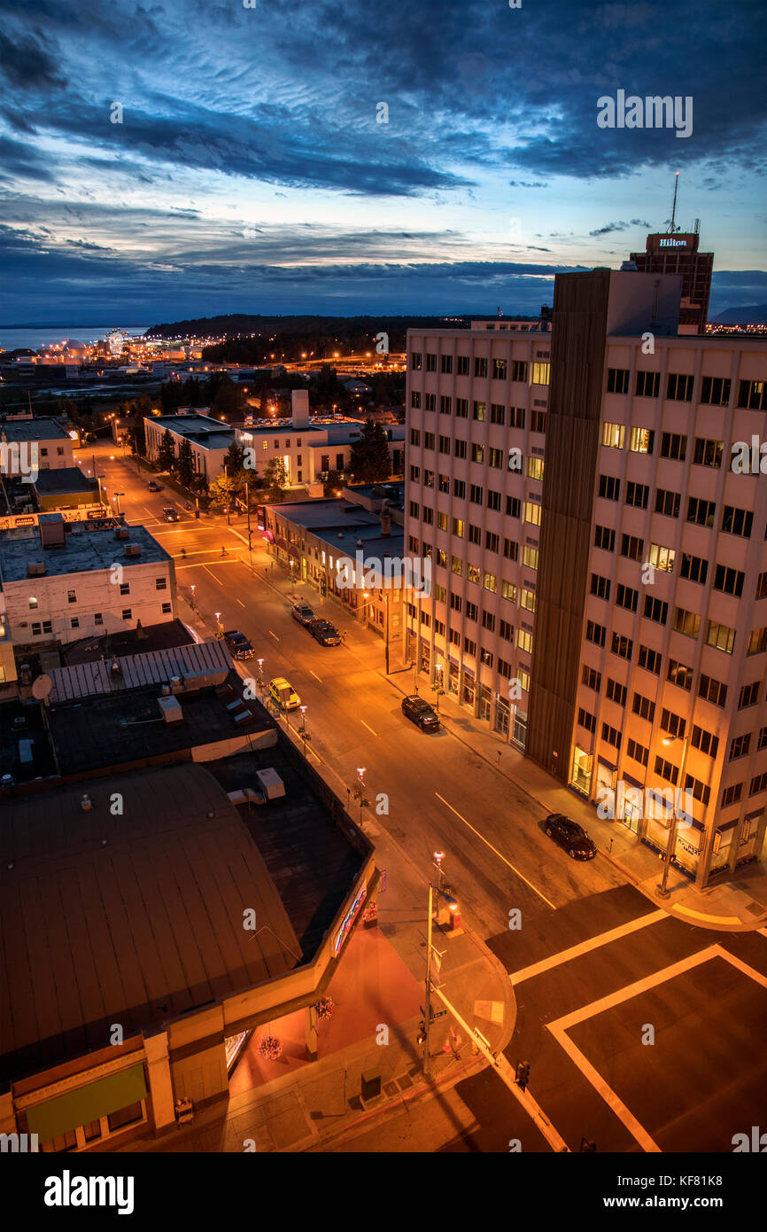 Stati Uniti d'America, Alaska, Anchorage, una vista del centro cittadino di Anchorage di notte Foto Stock