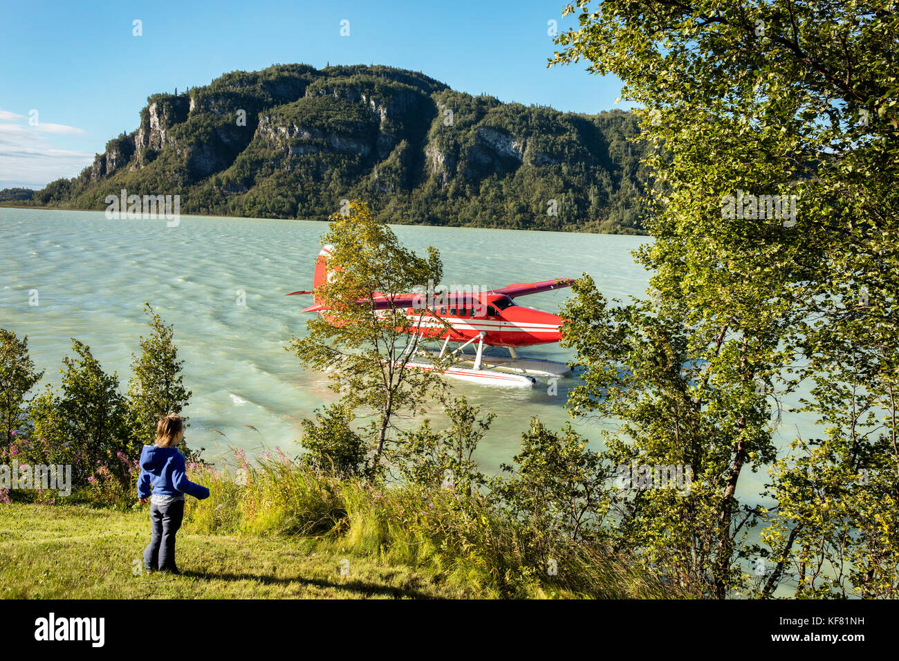 Stati Uniti d'America, Alaska, redoubt bay, grande fiume lago, una giovane ragazza che gioca sul terreno a redoubt bay lodge Foto Stock