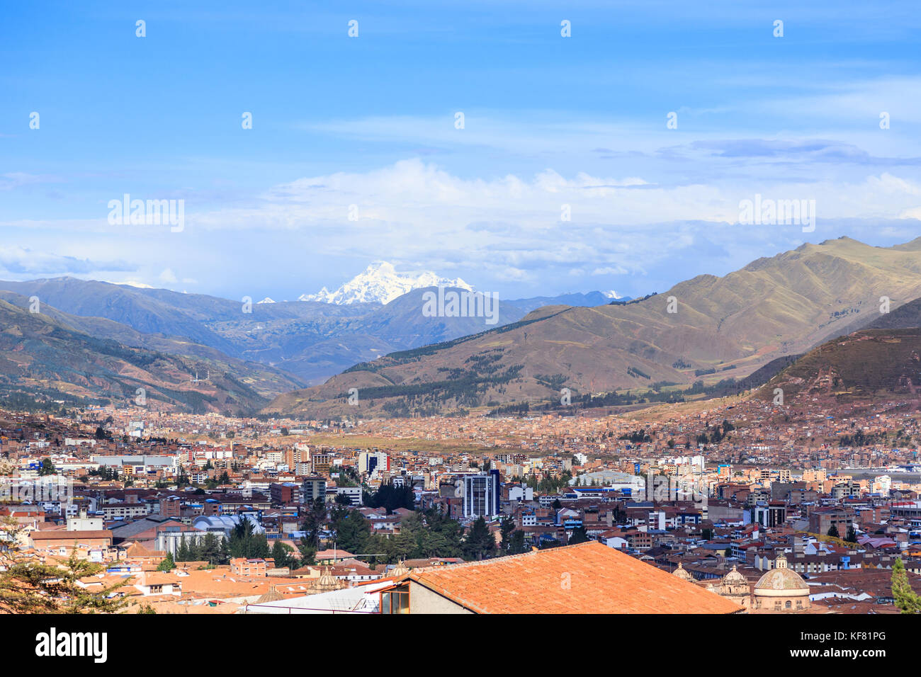 Il centro della città di Cuzco nella valle e il panorama delle Ande, Perù Foto Stock