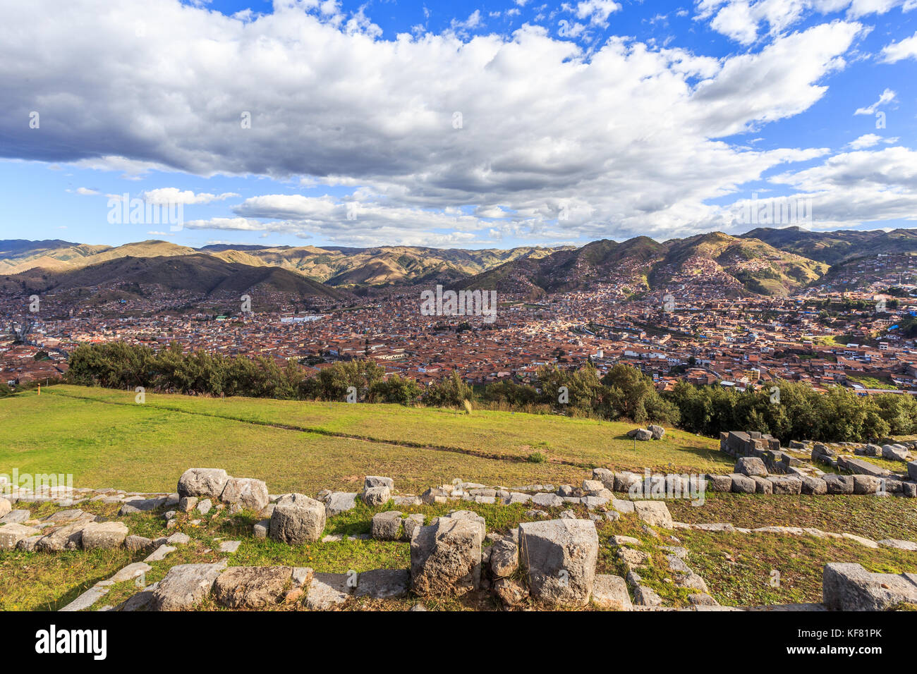 Il tetto rosso case di città di Cuzco nella valle e il panorama delle Ande, Perù Foto Stock