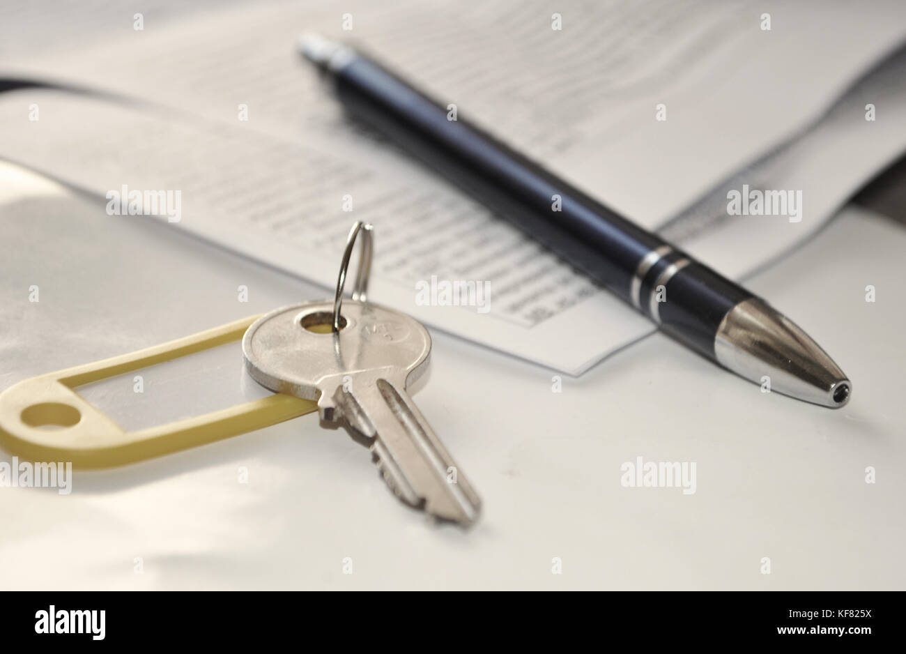 Un titolare di chiave su una pila di documenti Foto Stock