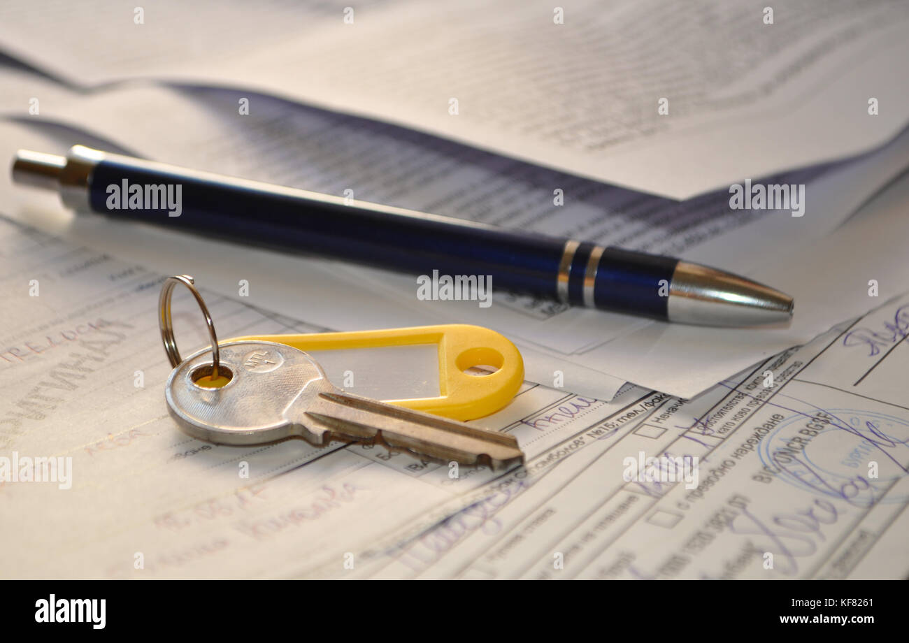 Un titolare di chiave su una pila di documenti Foto Stock