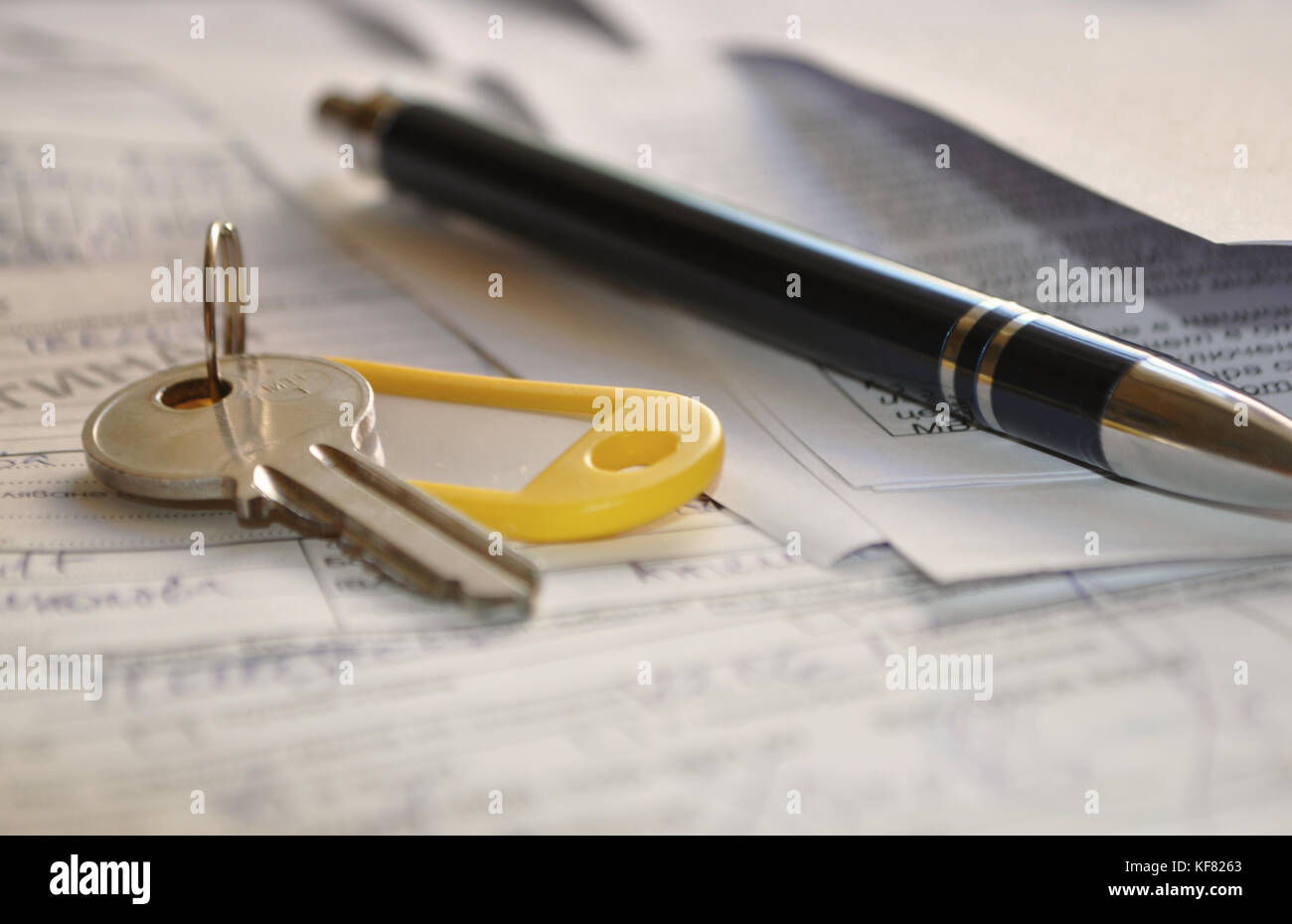 Un titolare di chiave su una pila di documenti Foto Stock