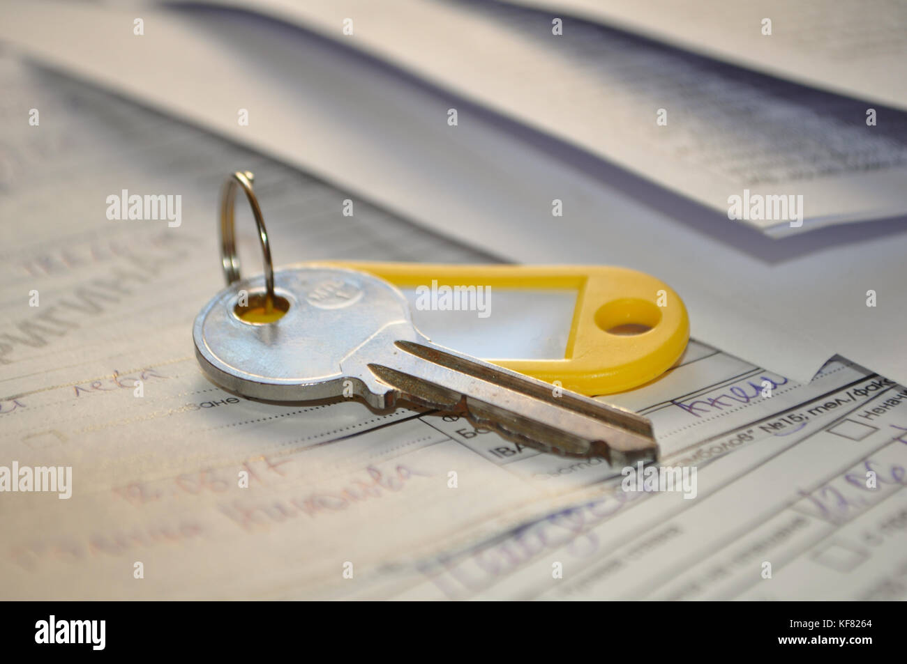 Un titolare di chiave su una pila di documenti Foto Stock