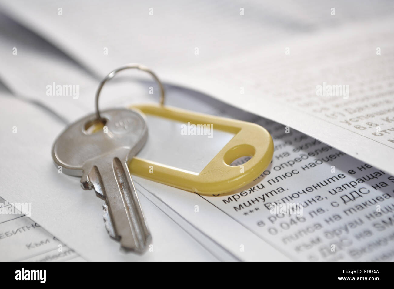 Un titolare di chiave su una pila di documenti Foto Stock