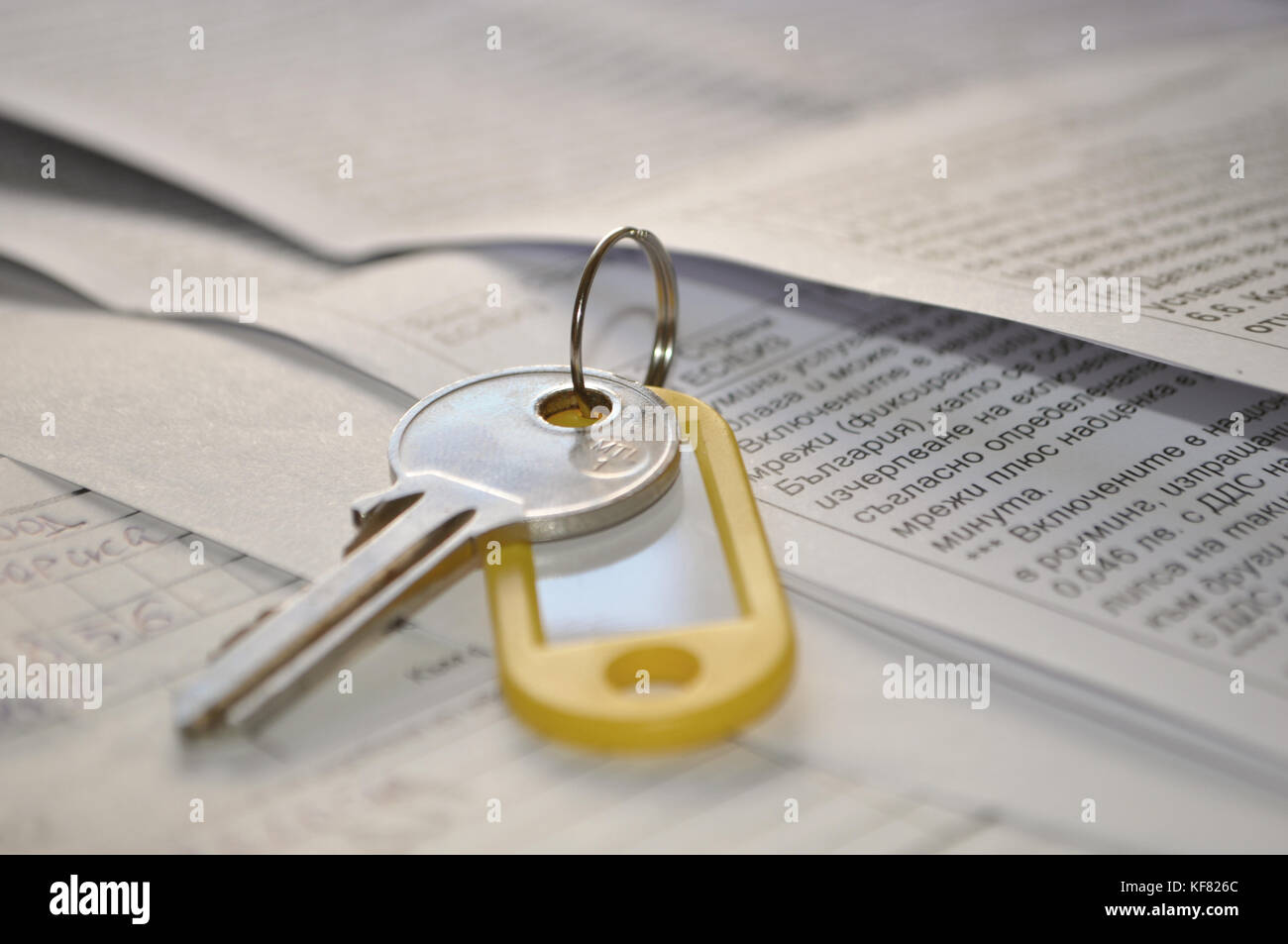 Un titolare di chiave su una pila di documenti Foto Stock
