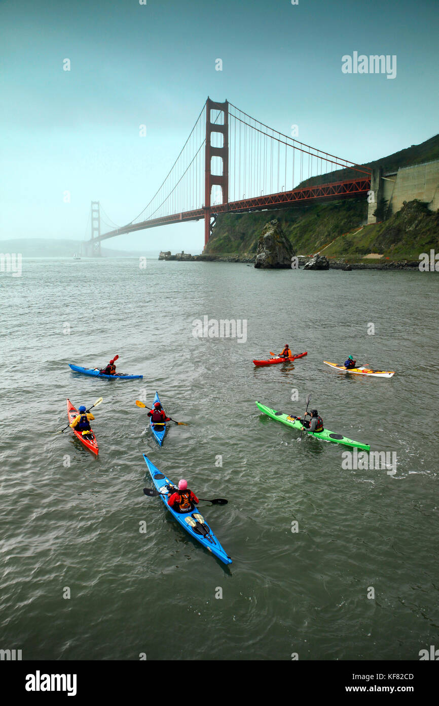 Stati Uniti, California, san francisco, individui sopportare il freddo per kayak sotto il Golden Gate bridge Foto Stock