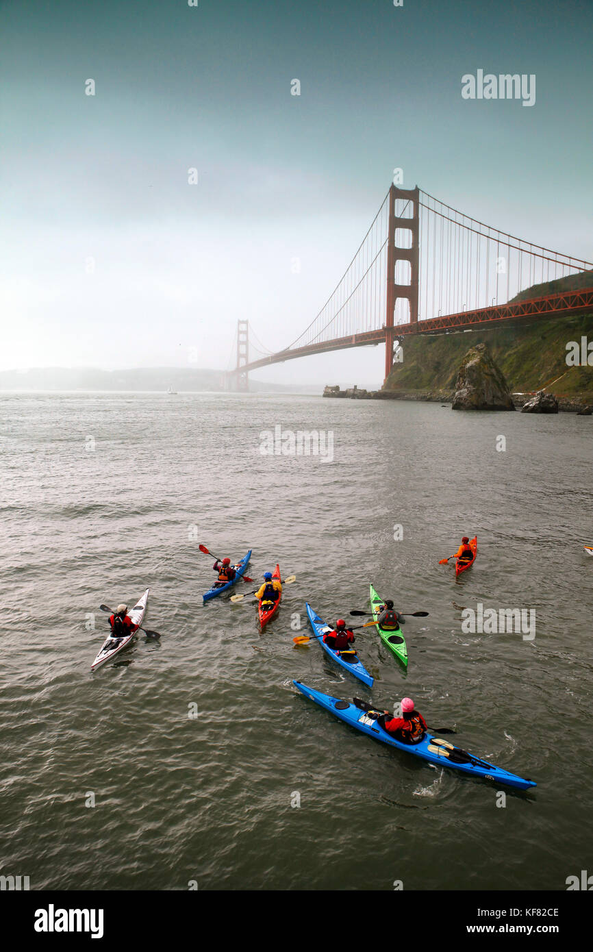 Stati Uniti, California, san francisco, individui sopportare il freddo per kayak sotto il Golden Gate bridge Foto Stock