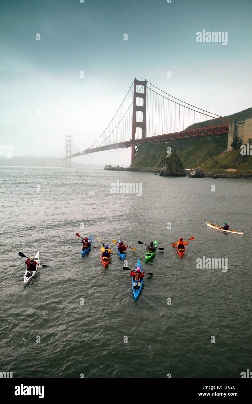 Stati Uniti, California, san francisco, individui sopportare il freddo per kayak sotto il Golden Gate bridge Foto Stock