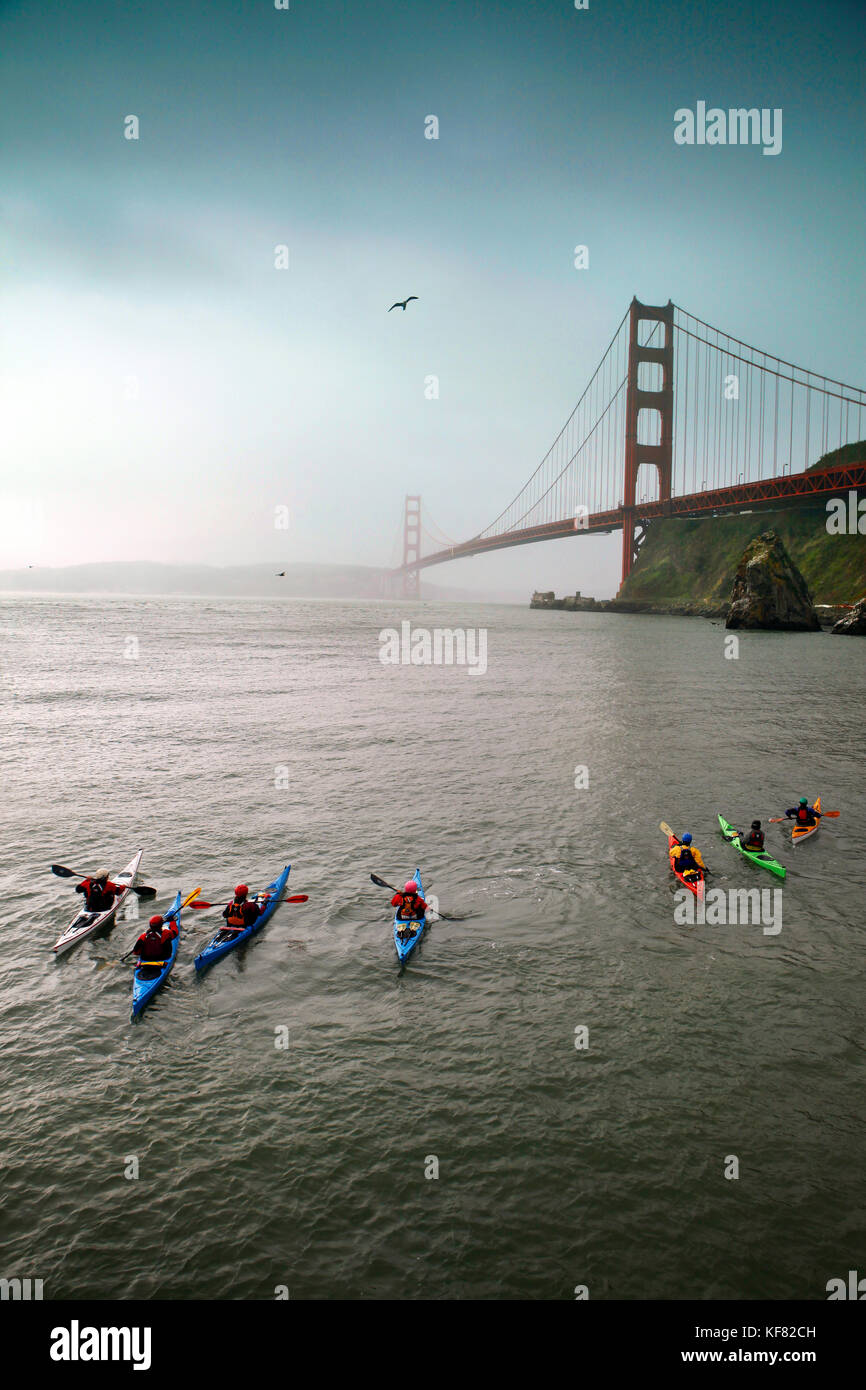 Stati Uniti, California, san francisco, individui sopportare il freddo per kayak sotto il Golden Gate bridge Foto Stock