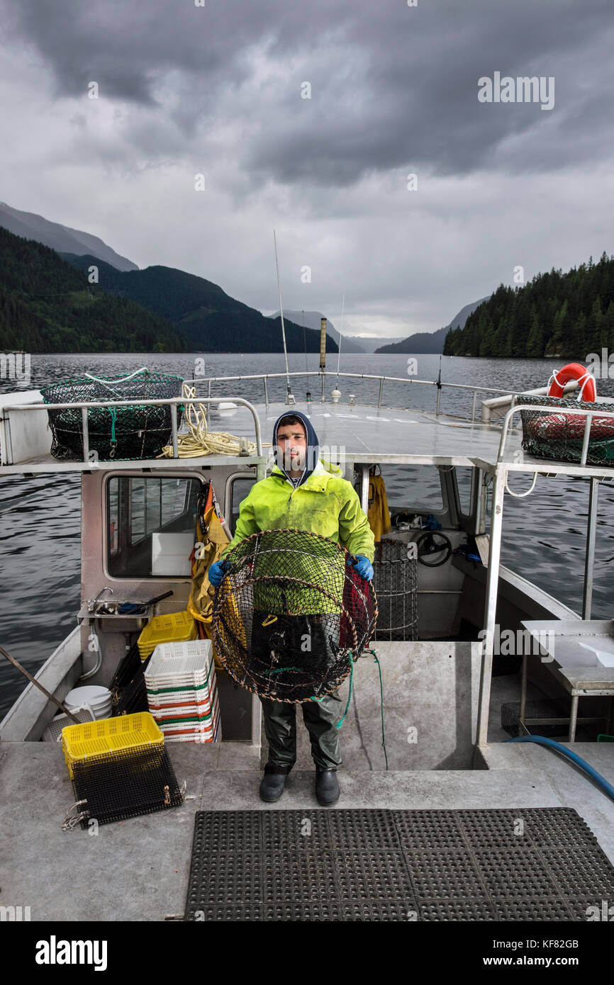 Canada Vancouver, British Columbia, deck mano Pietro chaucer detiene una pentola di gamberi sulla barca oceano organico Foto Stock
