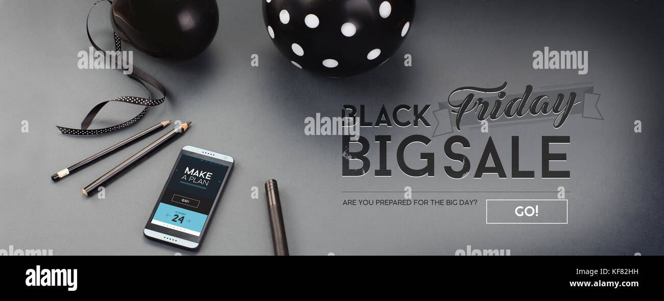 Venerdì nero vendita banner, con lettere in nero, il palloncino, matite, nastro e Android telefono cellulare, su sfondo grigio. Foto Stock
