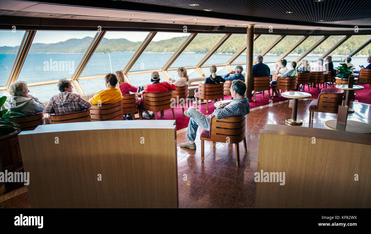 Canada Vancouver, British Columbia, passeggeri seduti all'interno e godervi le viste off Holland America nave da crociera, il oosterdam, mentre si naviga Foto Stock
