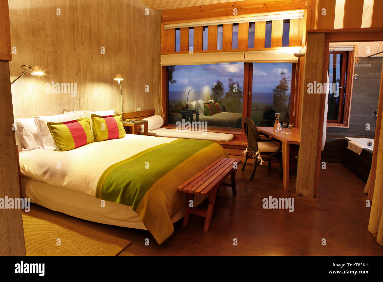 Isola di Pasqua, Cile, Isla de Pascua, Rapa Nui, all'interno della camera varua a hotel posada de mike rapu, situato in una posizione tranquilla del pluripremiato archi Foto Stock