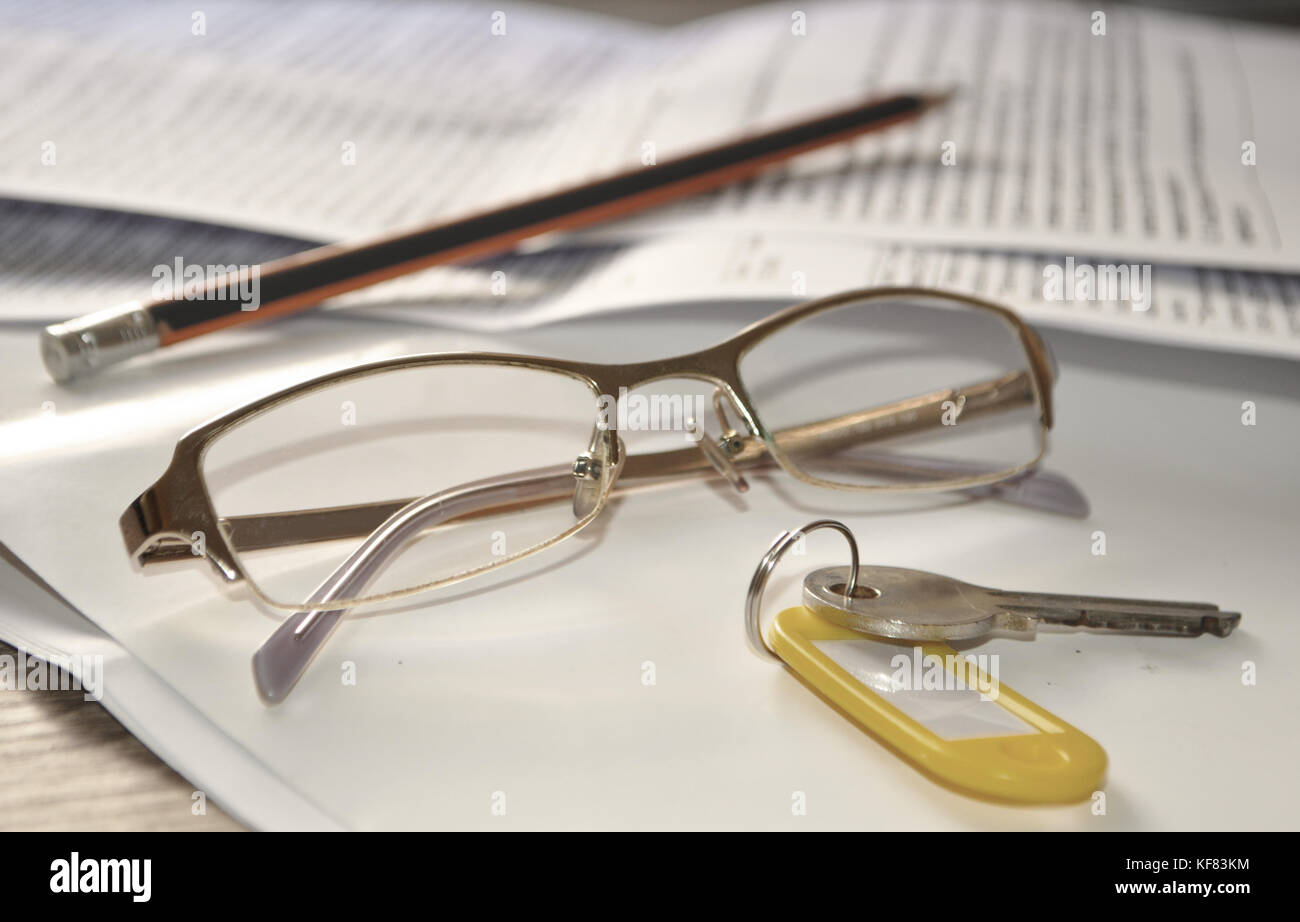 Un titolare di chiave su una pila di documenti Foto Stock