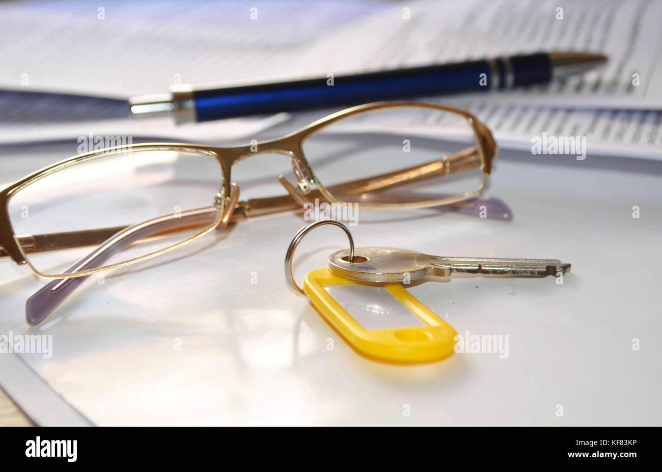 Un titolare di chiave su una pila di documenti Foto Stock